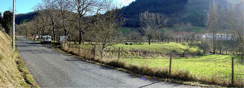 pano1-240108.jpg - Vallée du Cruou : la voie de 60  passait sur le remblai, traversait la route                                               et montait à gauche vers les mines